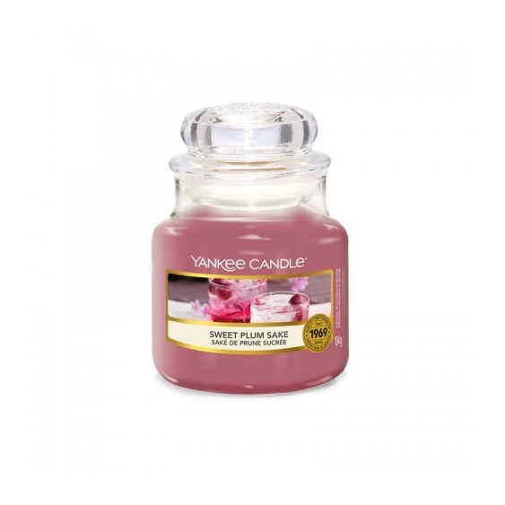 Yankee Candle Sweet Plum Sake Candela Profumata In Giara Piccola 104 G