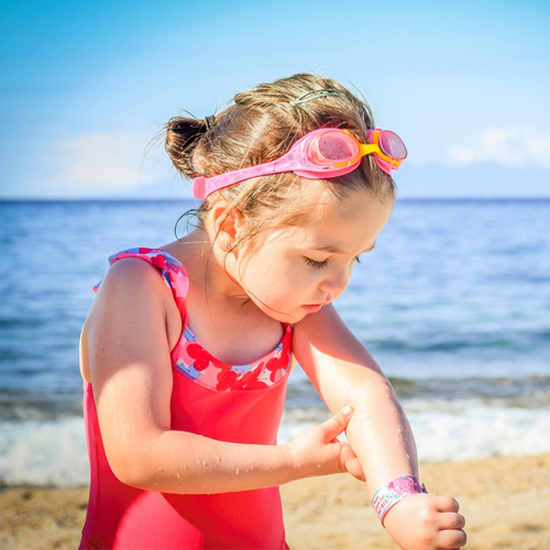 Bambini protetti sotto il sole