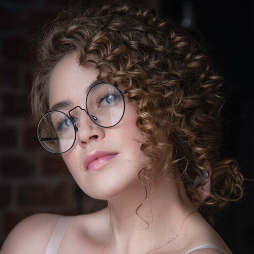 Capelli ricci: tipologie, styling e tutti i segreti per prendersene cura