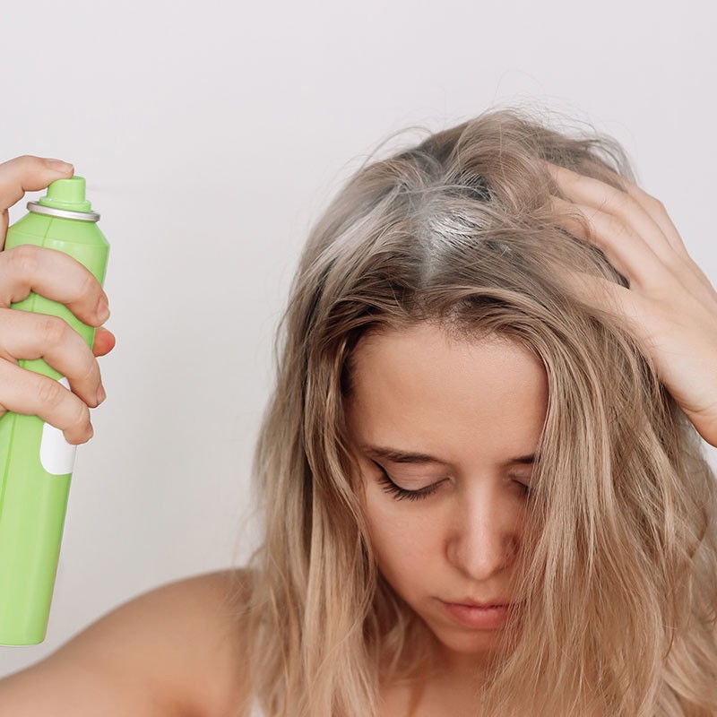 Shampoo secco: il salvavita dei capelli (se sai come usarlo)